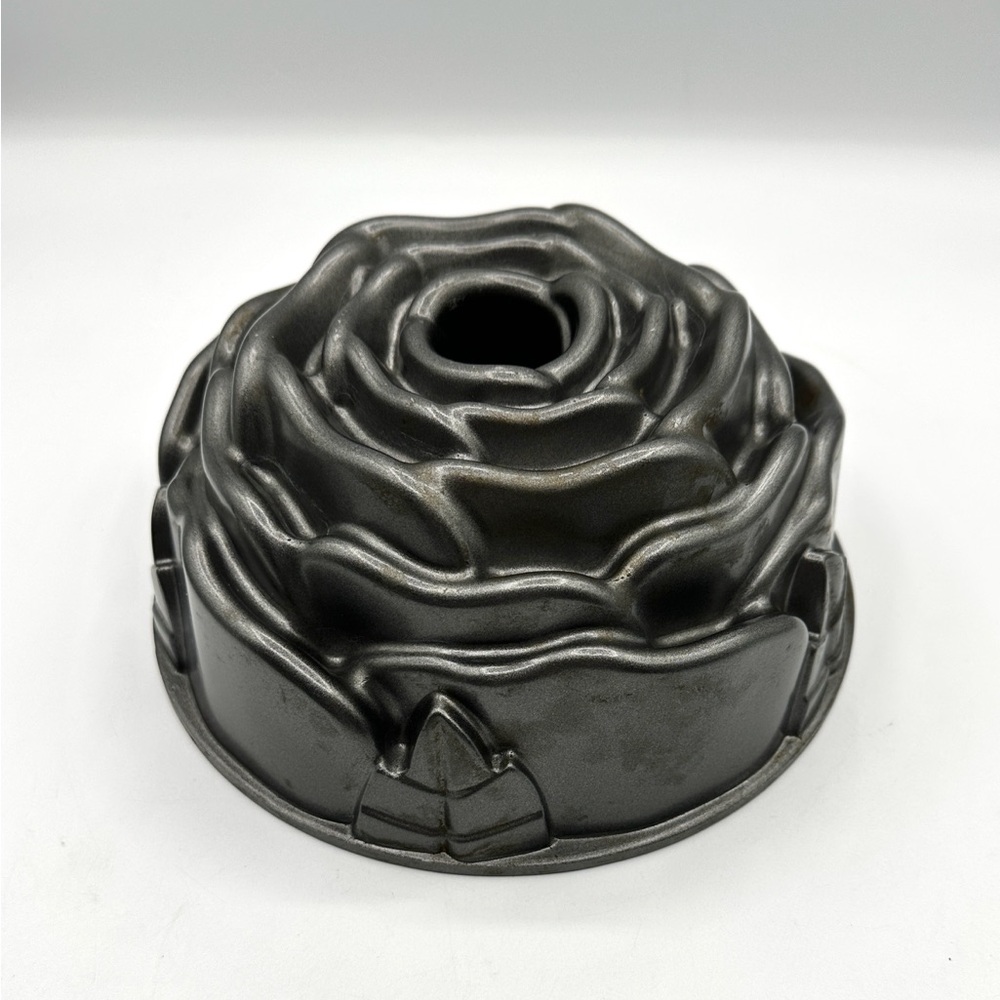 Nordic Ware Rosette Bundt Pan. 10 cups